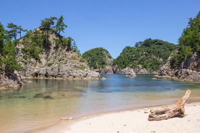 鳥取・浦富海岸｜透明度抜群の海と遊覧船を楽しむ絶景ビーチ