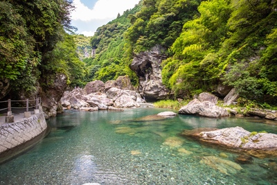 高知・中津渓谷｜「仁淀ブルー」の滝と遊歩道を歩く癒やしの渓谷