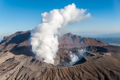 熊本・阿蘇山｜世界最大級カルデラと草原絶景を満喫する火山トリップ