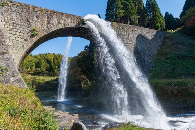 熊本・通潤橋｜日本最大級の石造りアーチ橋と迫力の放水を楽しむ