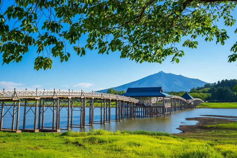 【青森・鶴の舞橋】日本一長い木造三連橋の絶景と観光ガイド