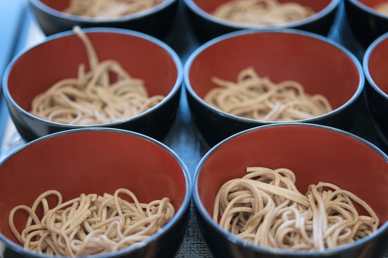 【岩手名物・わんこそば】挑戦必須！食べ放題の伝統そばとは？