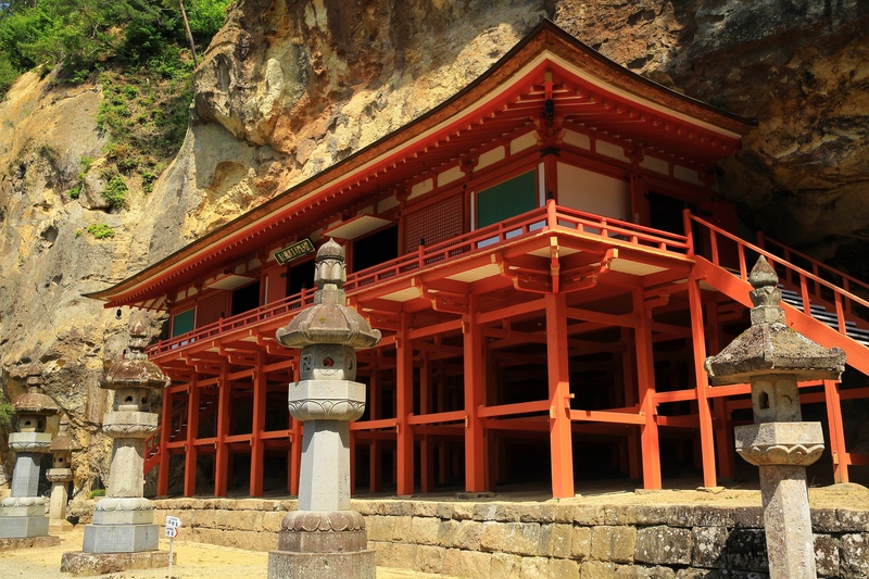 【岩手・達谷窟毘沙門堂】神秘の岩窟に佇む歴史あるパワースポット