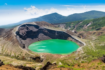 宮城・蔵王のお釜｜エメラルドグリーンの火口湖を望む絶景ドライブ