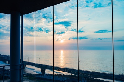 茨城・日立駅｜海を望むガラス張り駅舎と絶景カフェを楽しむ