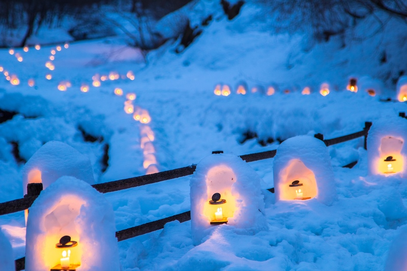 【湯西川温泉かまくら祭】幻想的な雪と灯りの冬の絶景