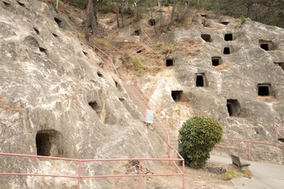 吉見百穴｜200以上の横穴墓と戦時地下軍需工場遺構が残る埼玉の古代遺跡