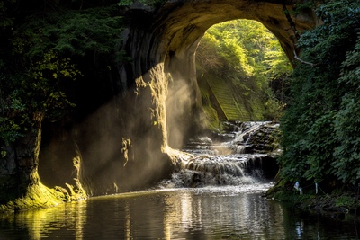 清水渓流広場｜濃溝の滝のハート光とエメラルドの渓流散策