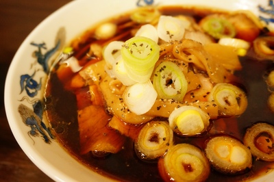 富山ブラックラーメン｜真っ黒スープのコクと胡椒感を楽しむ一杯