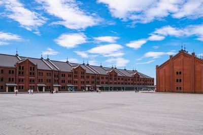 横浜赤レンガ倉庫｜港町のレトロ建築でショッピングとイベントを満喫