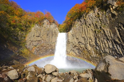 苗名滝（新潟）｜“地震滝”の轟音と吊り橋から望む迫力の名瀑