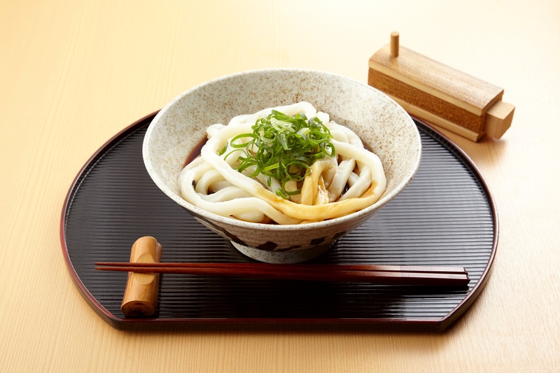 三重名物「伊勢うどん」— もちもち極太麺と濃厚タレがクセになる！