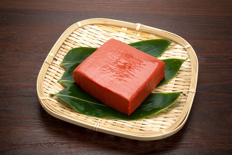 滋賀の名物「赤蒟蒻」— 鮮やかな赤色の秘密と美味しい食べ方