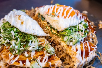 広島お好み焼き｜重ね焼きの魅力と名店、定番スポット「お好み村」案内