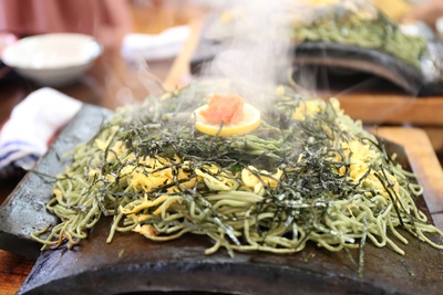 山口の瓦そば｜熱々の瓦で茶そばを焼く名物の食べ方と店選び