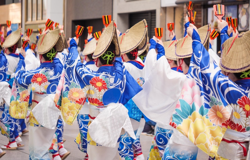 高知の夏を彩る「よさこい祭り」— 日本一熱い踊りの祭典！