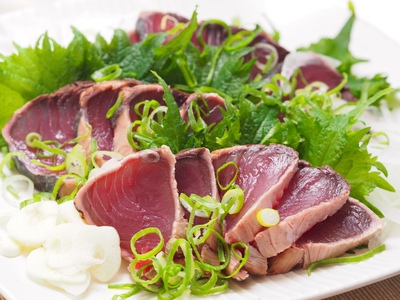 高知の鰹のたたき｜わら焼き香る本場の食べ方と店めぐり