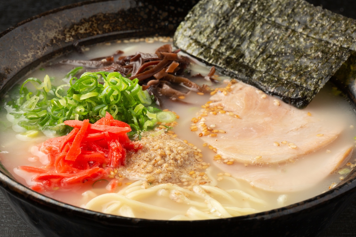 福岡名物「博多ラーメン」— 濃厚とんこつスープの魅力！