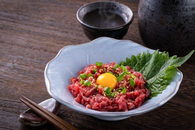 熊本の馬刺し｜赤身・霜降り・たてがみの違いと、甘口醤油で味わうコツ