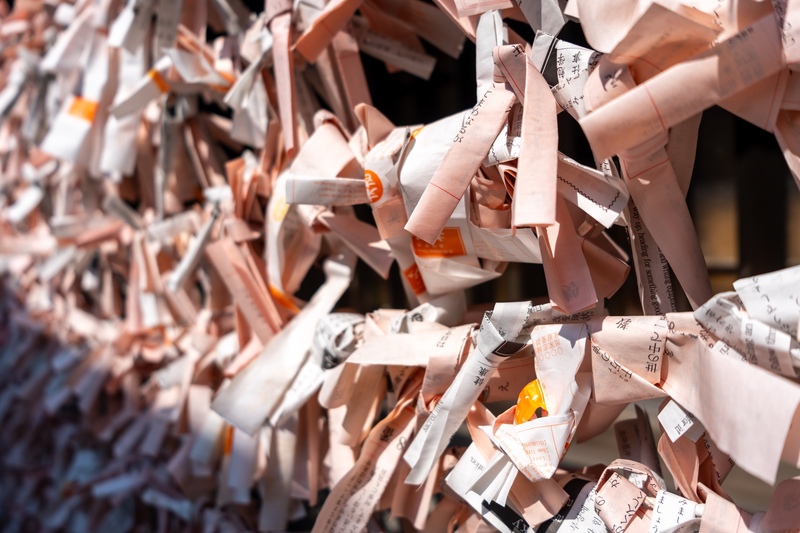 神社と寺で楽しむおみくじの基本と結び方