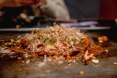 もんじゃ焼きとお好み焼きの違いを旅先で楽しむための基礎知識