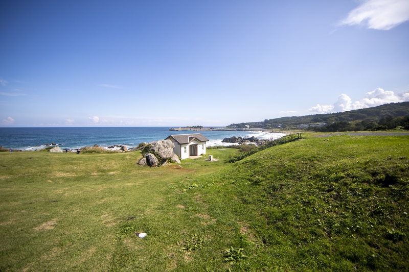 種差海岸観光ガイド｜天然芝生地と岩礁が広がる八戸の国立公園を歩く