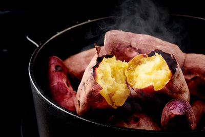 焼き芋とは？日本で楽しむ素朴な秋冬のおやつと食べ方ガイド