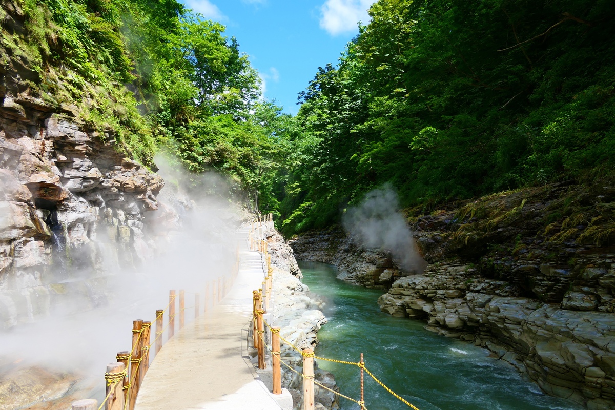 小安峡大噴湯で感じる渓谷と湯けむりの魅力