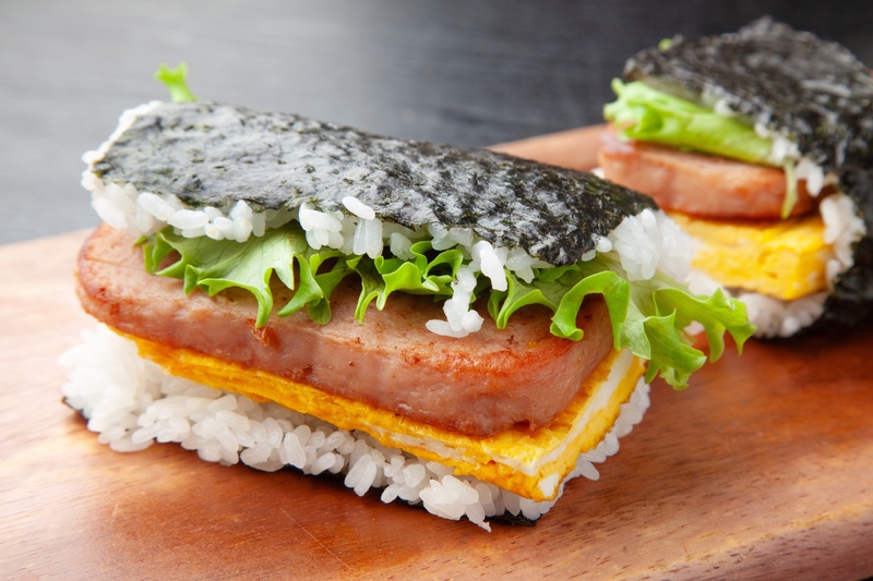 SPAM คืออะไร? วัฒนธรรมพอร์คโอกินาว่า เมนูเด็ด + วิธีกินครบจบ
