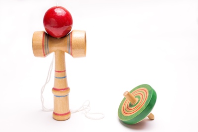 Mainan Tradisional Jepang: Kendama, Koma & Taketonbo