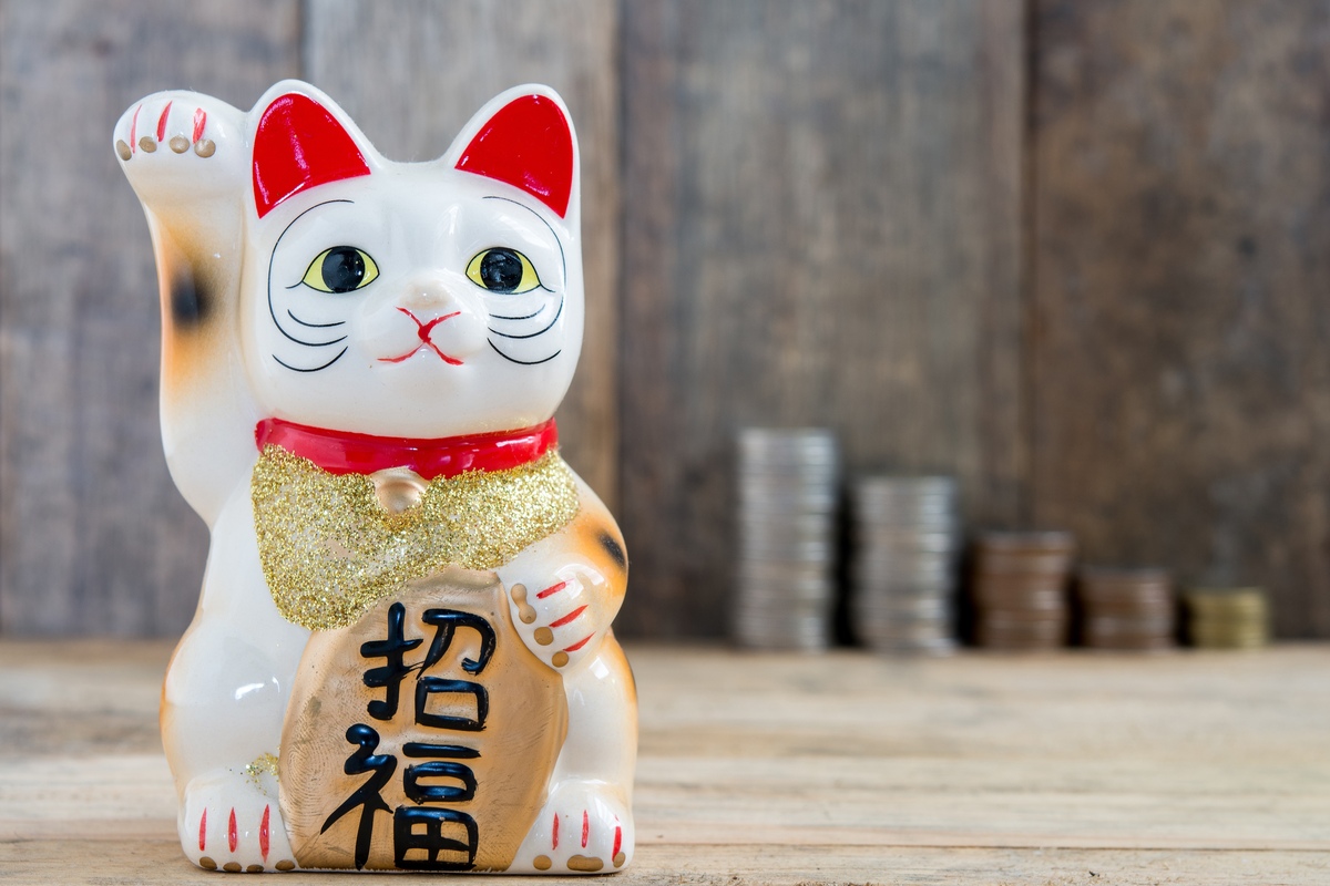 招き猫とは？意味・由来・右手左手の違いと色の縁起を徹底解説