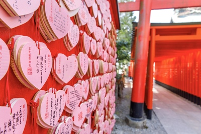 Đền Sanko Inari Inuyama: Torii đỏ, ema hình trái tim và rửa tiền