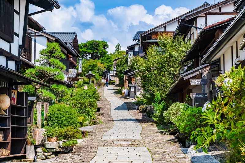 馬籠宿を歩く｜中山道の面影と山あいの町並み