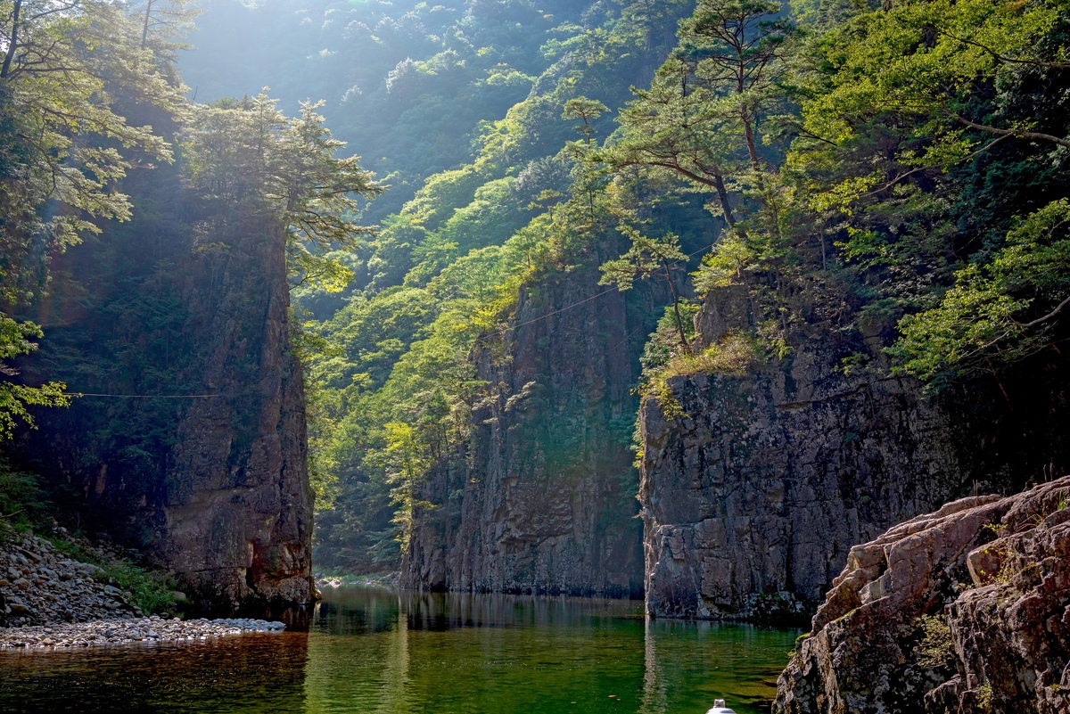黒淵で楽しむ三段峡の渡舟、静かな渓谷散策と季節の景色