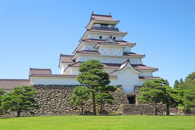 福島・会津若松城（鶴ヶ城）｜赤瓦天守と桜が美しい歴史名城