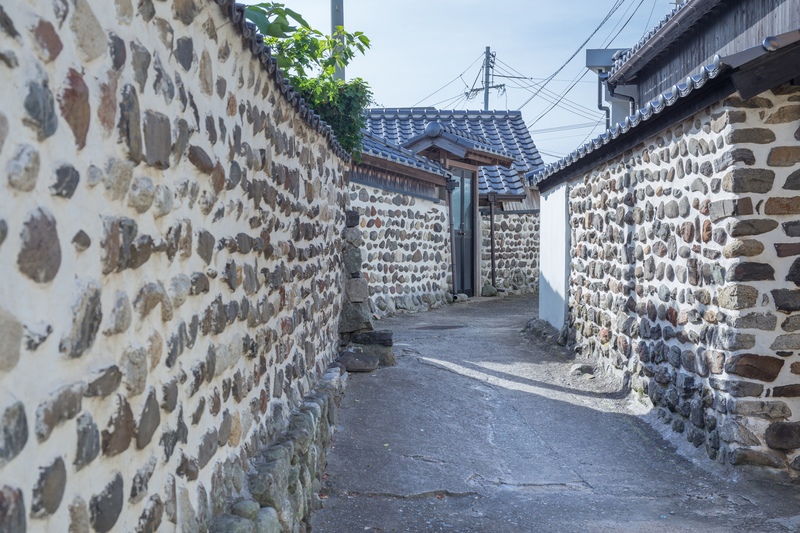 Île d'Iwaishima : ruelles aux murs de pierre et paysages marins