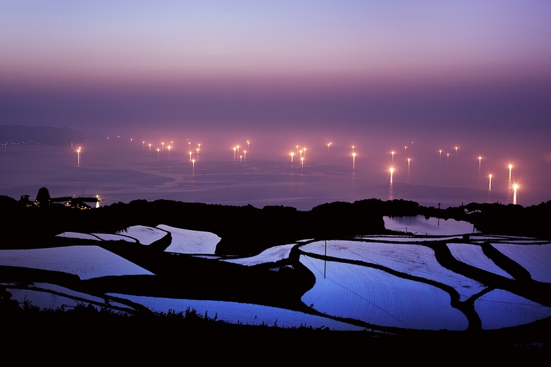 Rizières d'Higashiushirobata : mer du Japon et feux de pêche