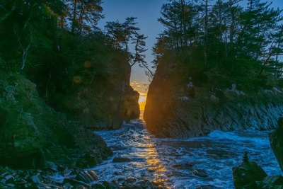 Kamiwarizaki: rocas partidas, amanecer y paseos costeros