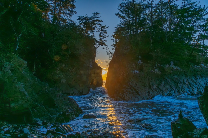 Kamiwarizaki: rocas partidas, amanecer y paseos costeros