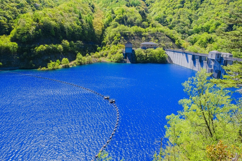 奥四万湖の見どころ｜四万ブルー・湖畔ドライブ・撮影ポイント