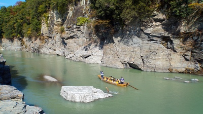 埼玉・長瀞ラインくだり｜岩畳と渓谷の舟下りを楽しむ四季の絶景ガイド