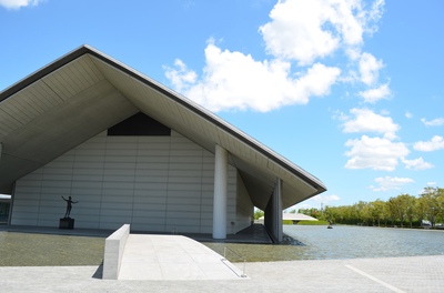 水庭にたたずむ佐川美術館｜三作家の芸術世界を巡る