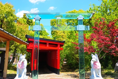 神徳稲荷神社（鹿屋市）の見どころ｜透明な鳥居と赤い参道を巡る参拝案内