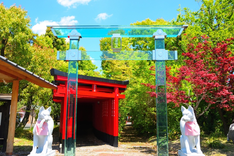 神徳稲荷神社（鹿屋市）の見どころ｜透明な鳥居と赤い参道を巡る参拝案内