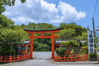枚聞神社の参拝案内｜朱塗りの社殿と松梅蒔絵櫛笥の歴史を知る