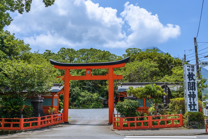 枚聞神社の参拝案内｜朱塗りの社殿と松梅蒔絵櫛笥の歴史を知る