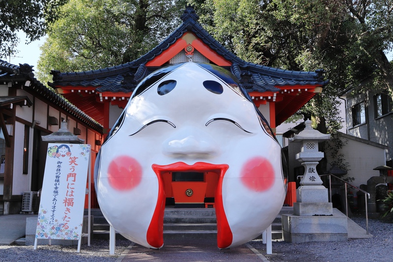 鹿児島・鴨池日枝神社の参拝案内｜大きなお多福面と御神木を訪ねる旅