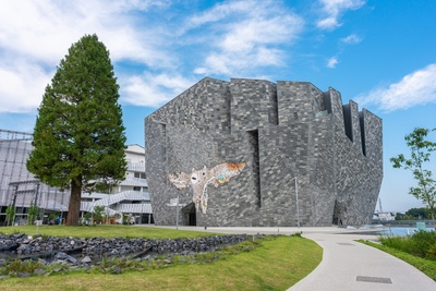 角川武蔵野ミュージアムの歩き方｜本棚劇場と岩の建築を巡る