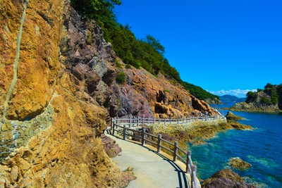 仙酔島の見どころ｜五色岩・海岸遊歩道・渡船アクセス