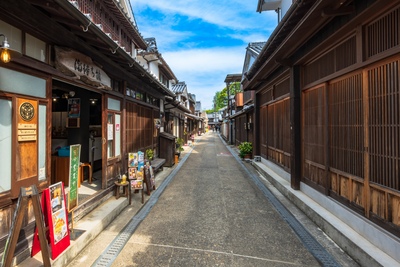 御手洗町並み保存地区を歩く｜雁木と高燈籠、港町の小路を読む